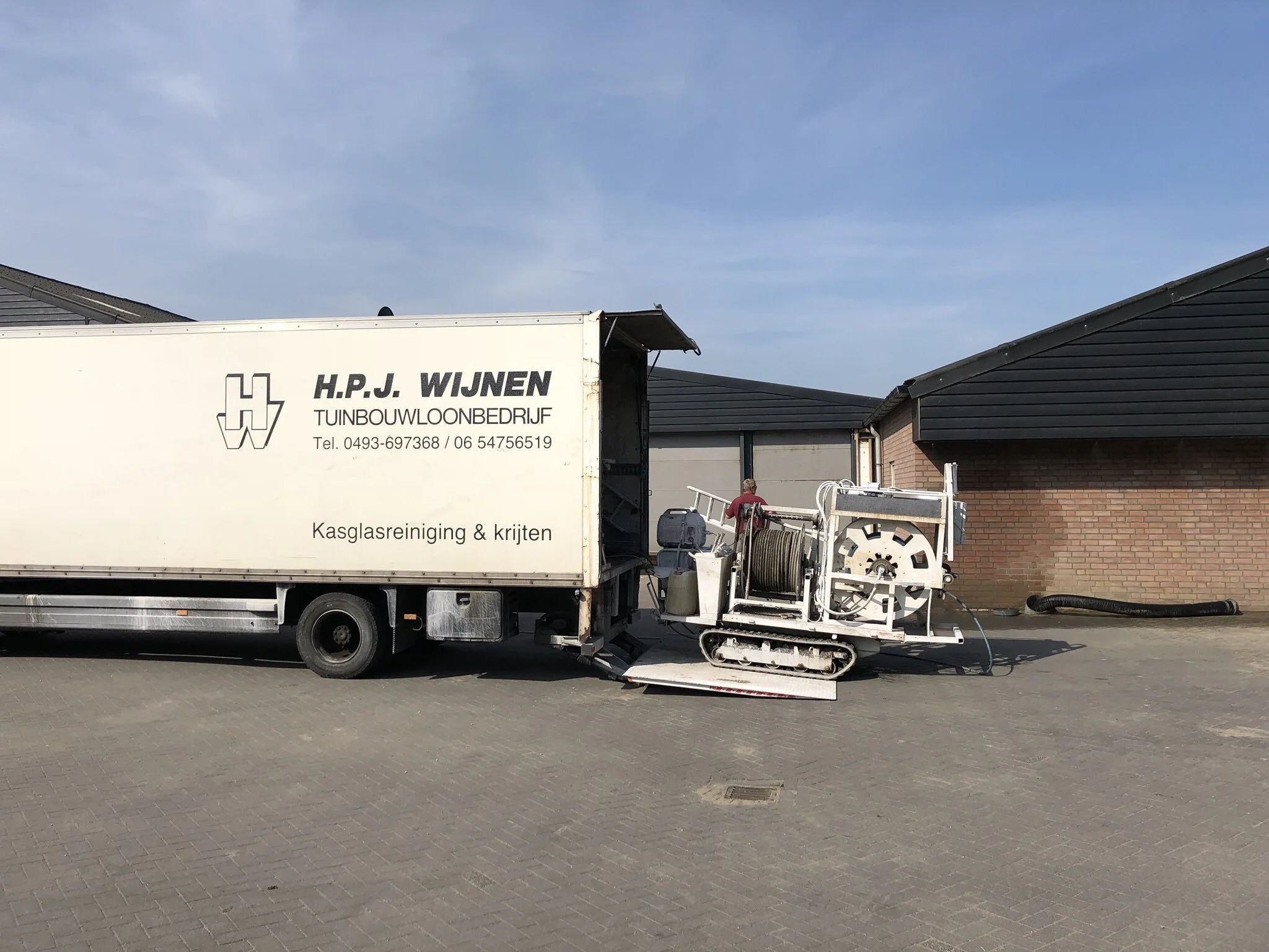 Witkalk spuiten op de dakplaten