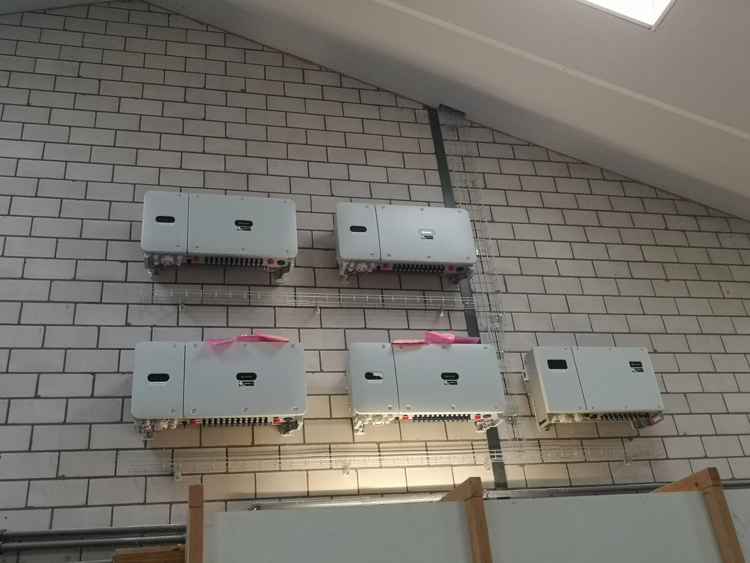 Huawei omvormers zonne-energie op binnenmuur