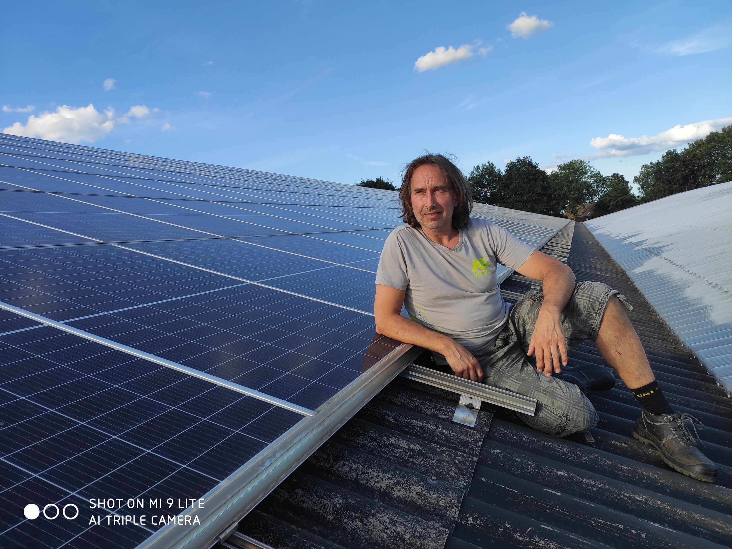 Zonnepanelen dakoverzicht bij zonsondergang