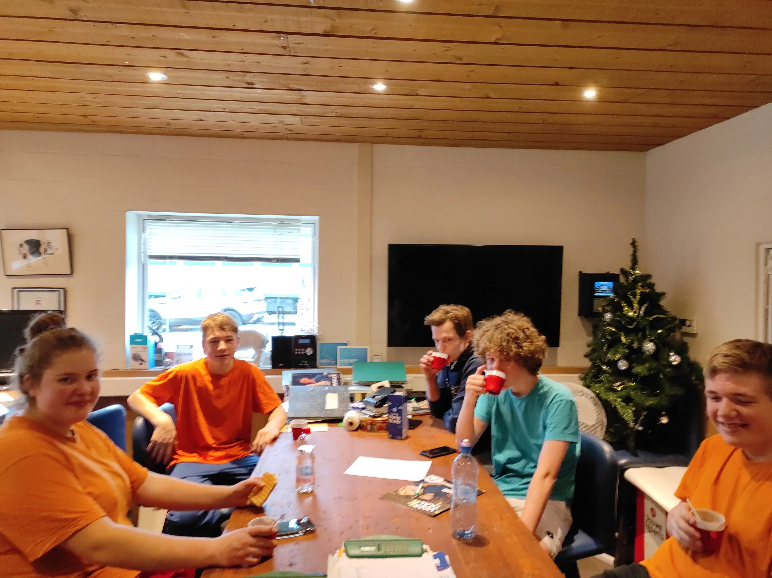 Gezamenlijke koffiepauze van het jonge team in de kantine