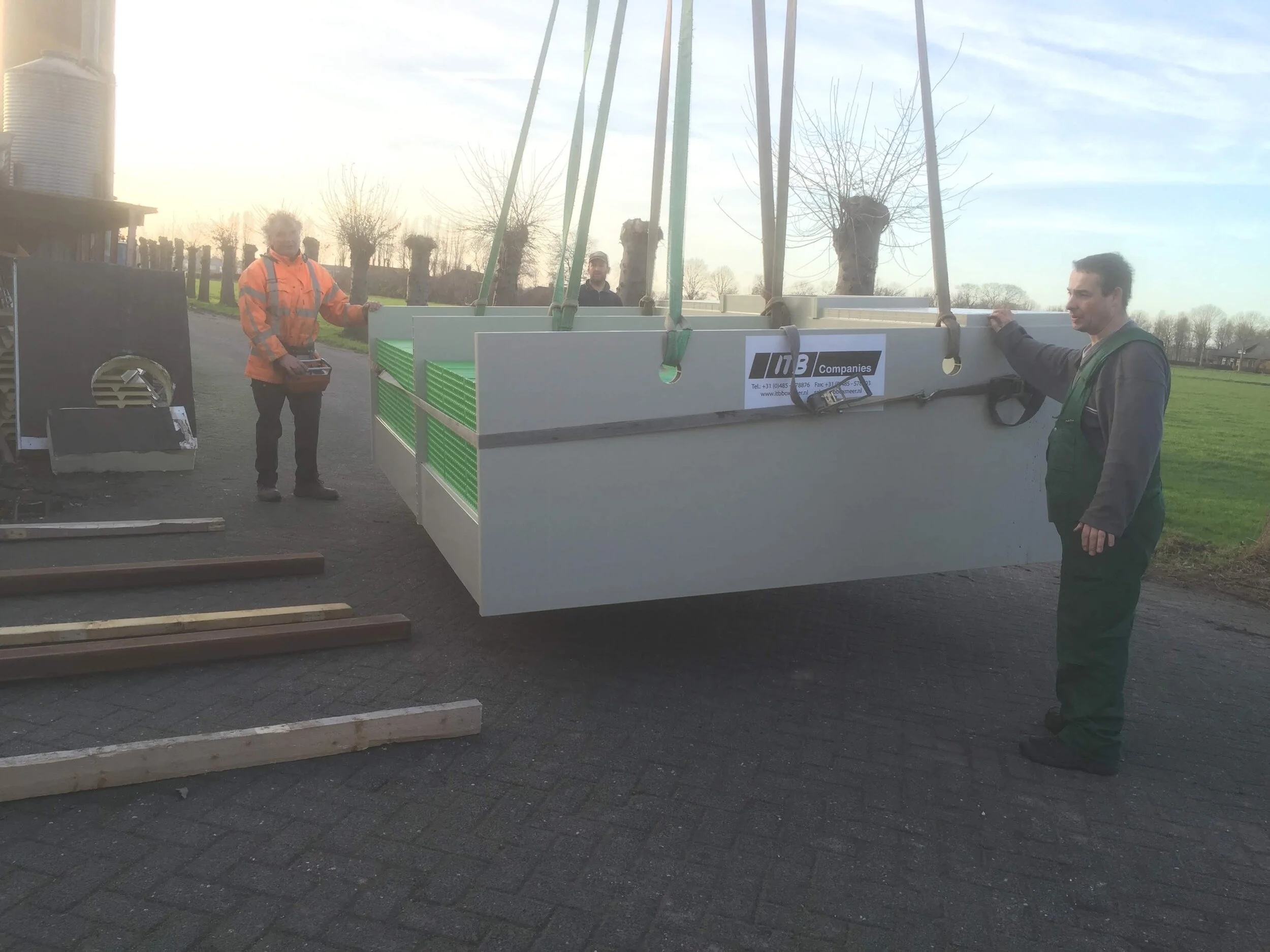ITB Companies warmtewisselaar wordt per hijskraan geplaatst