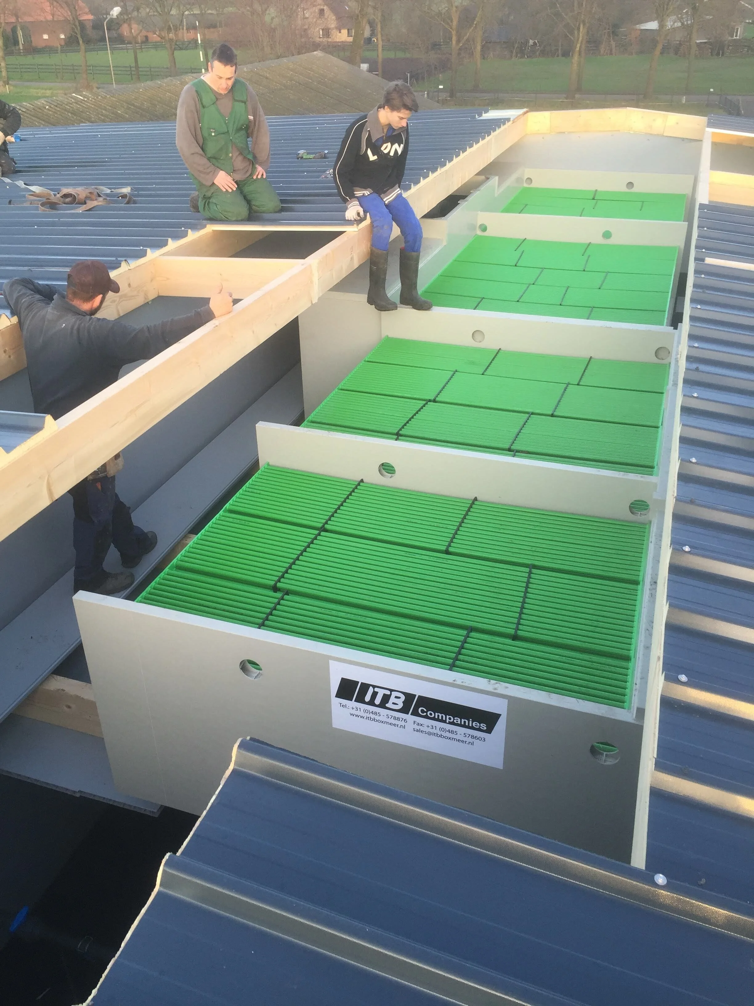 Montage van de warmtewisselaar elementen boven de luchtwasser